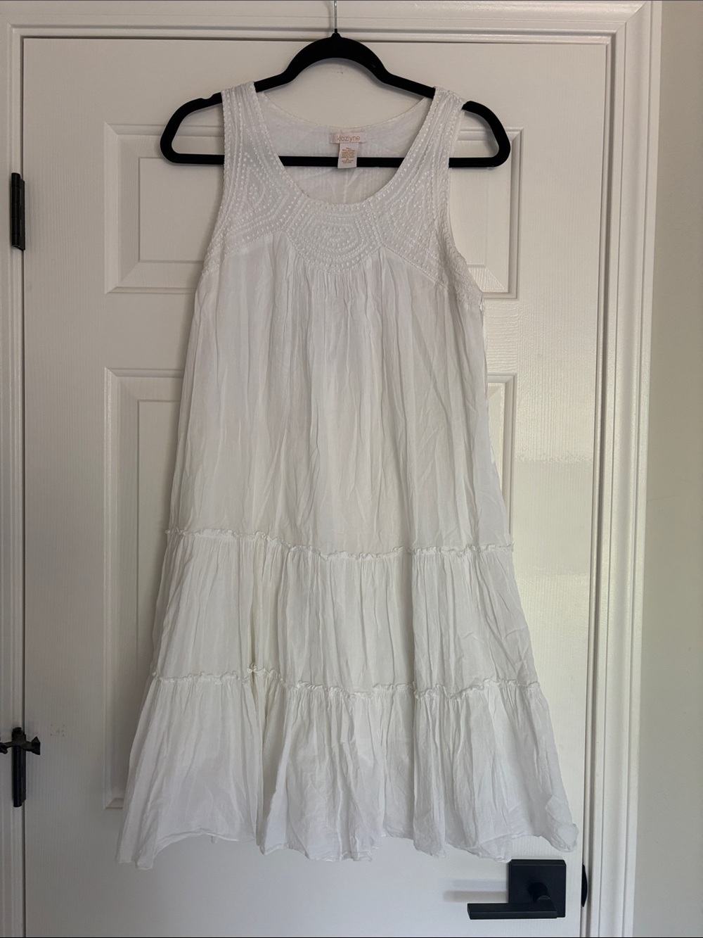 Klozlyne White Embroidered Sleeveless Dress Size Medium
